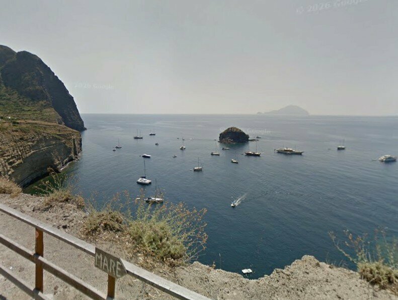 Catamarano travolge un gommone a Salina: ferite due ragazze Catamarano travolge un gommone a Salina: ferite due ragazze
