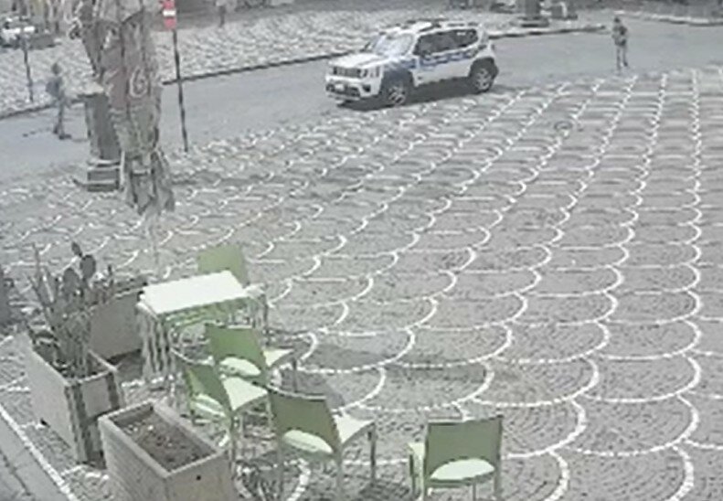 Buca la ruota dei vigili: beccato VIDEO Buca la ruota dei vigili: beccato VIDEO