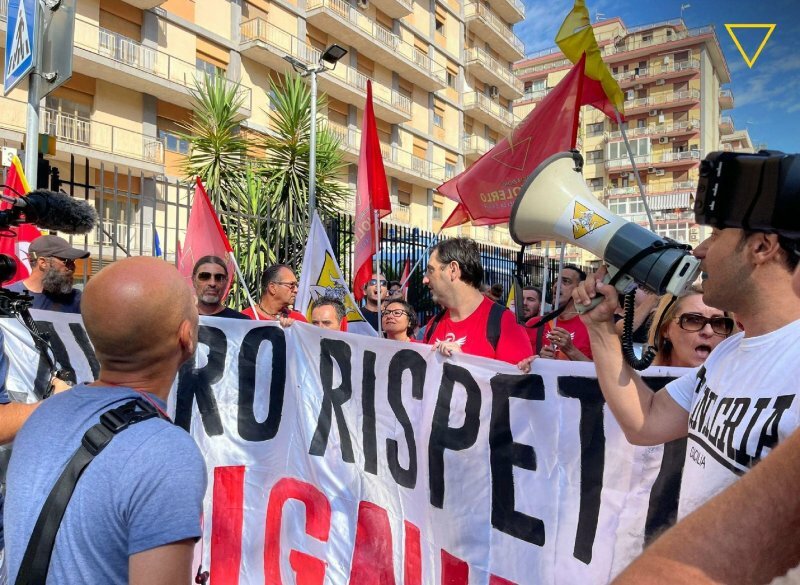 Protesta dei percettori: momenti di tensione a Palermo Protesta dei percettori: momenti di tensione a Palermo