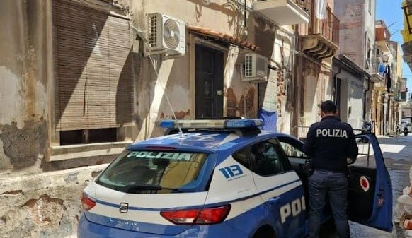 Presi dopo fuga, folla assale agenti