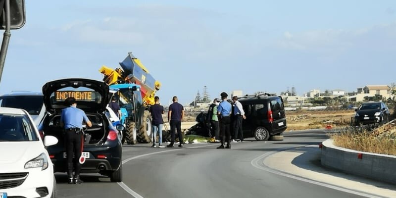 Muore scontrandosi col furgone contro un rimorchio