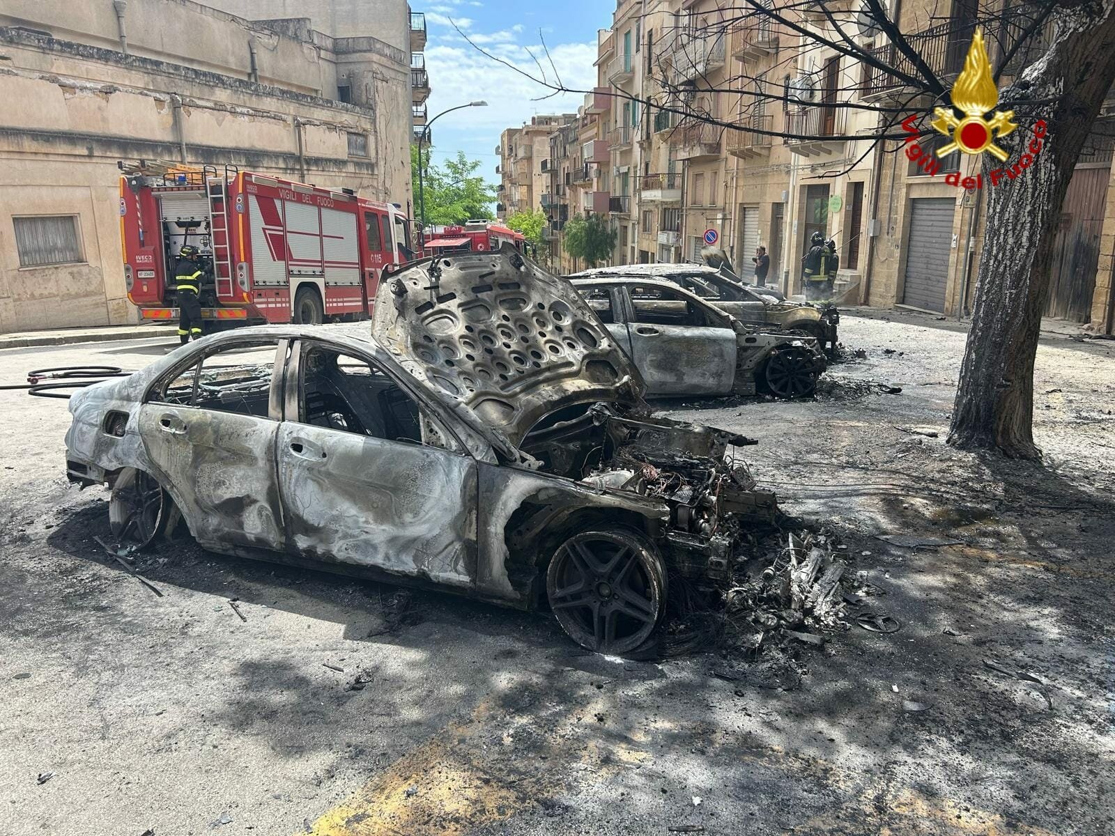 Fiamme nell'auto, fugge e ne vanno a fuoco altre 5