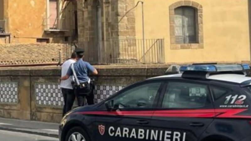 Appeso nel vuoto: i carabinieri lo salvano Appeso nel vuoto: i carabinieri lo salvano