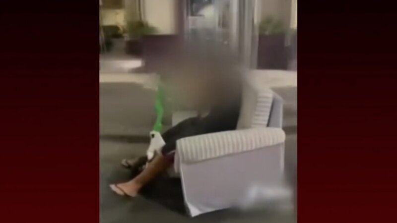 Va in onda l'ultima bravata catanese: sfreccia sul monopattino-divano