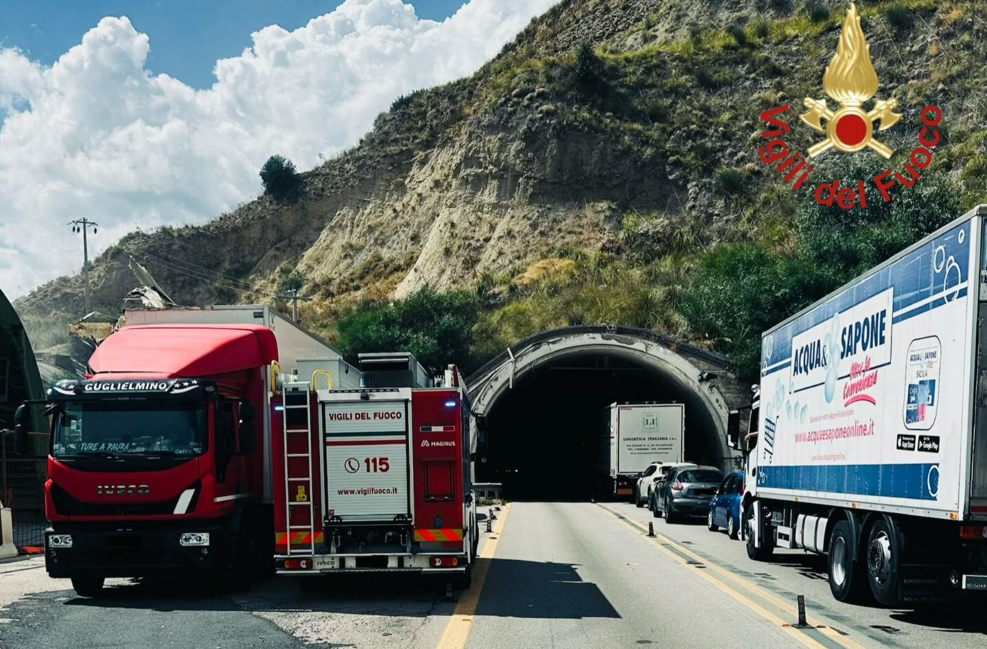 Tir danneggia luci della galleria: caos sulla A19