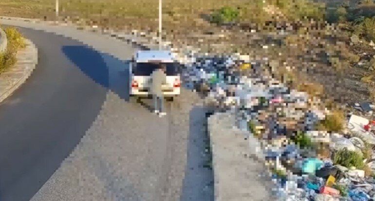 Trantino attacca il rivale: 'Sorpreso a buttare rifiuti'