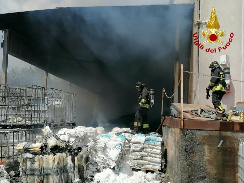 Incendio allo stabilimento Sial di Belpasso