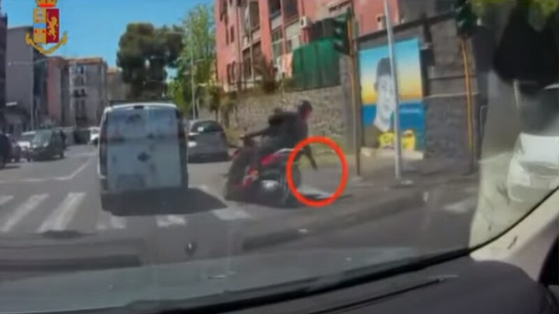 Tentato omicidio, due arresti grazie a uno specchietto