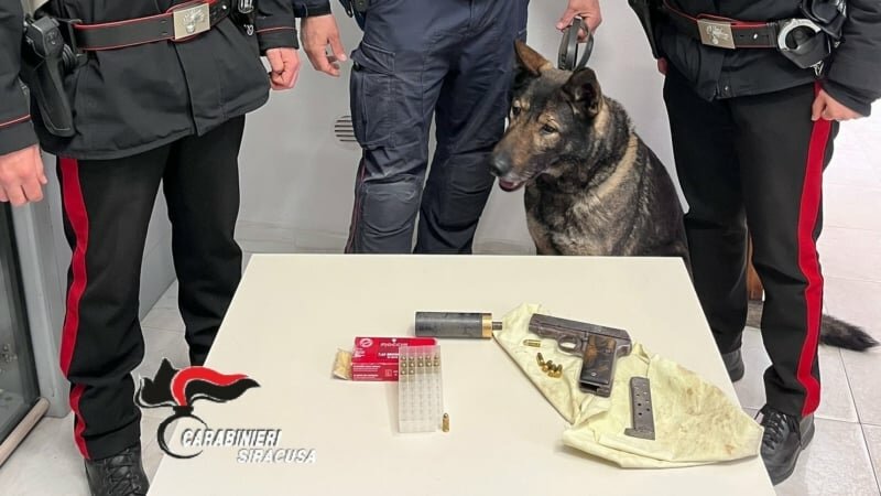 Sotto il cuscino la pistola col colpo in canna