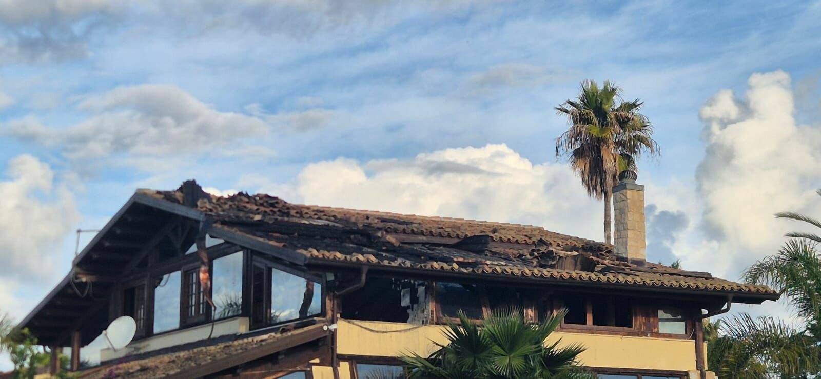 Ordigno lanciato sul tetto di un edificio confiscato alla mafia