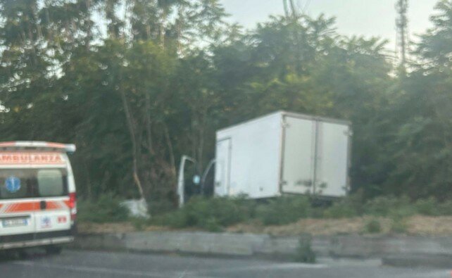 Tir fuori strada, A18 bloccata