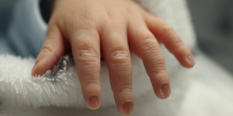 Neonato tra droga e rifiuti: un arresto