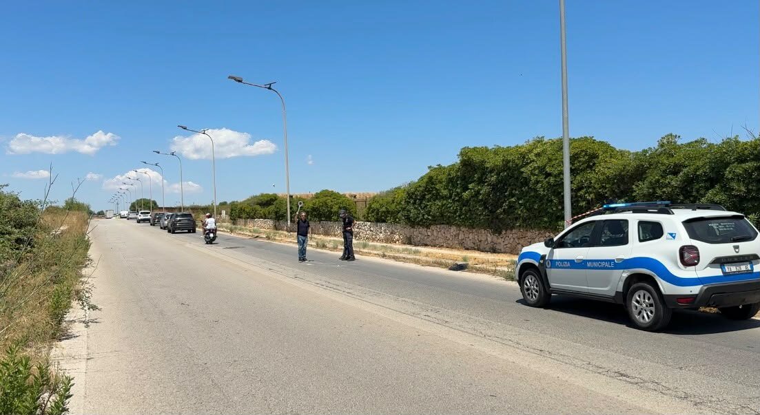 La moto si schianta contro la bici, muore 48enne