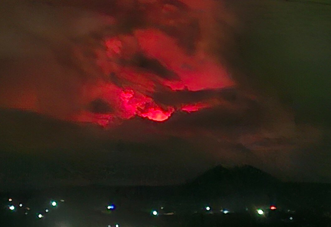 Fontane di lava alte 400 metri: vietato salire sull'Etna
