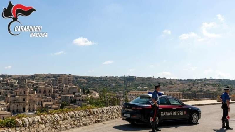 Fermato dai carabinieri estrae coltello e li ferisce