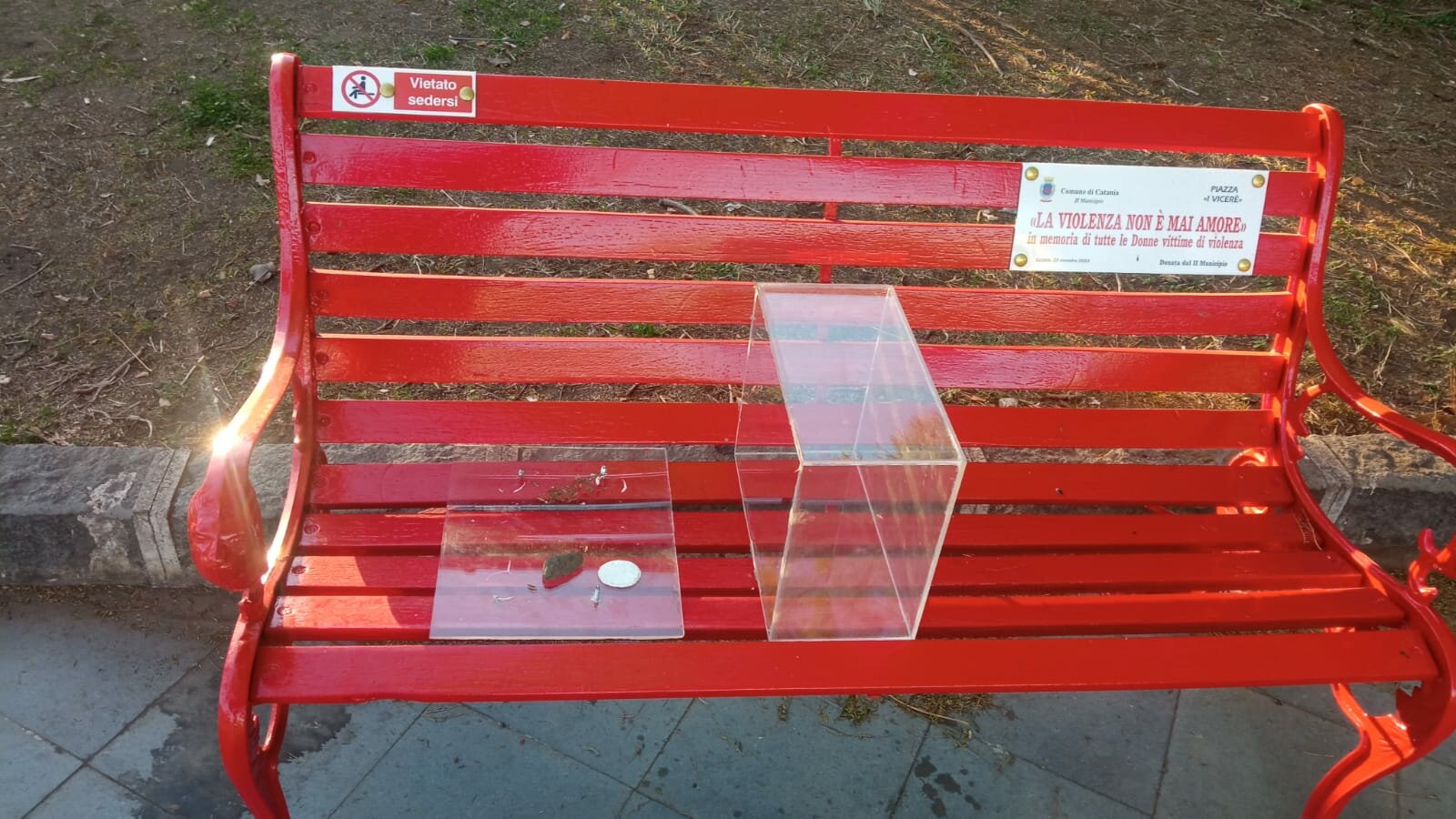 Catania, sfregio a panchina rossa in piazza Vicer&eacute;