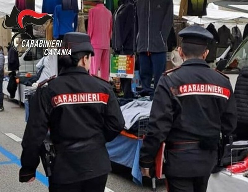 Mascalucia, divise dei carabinieri nella bancarella