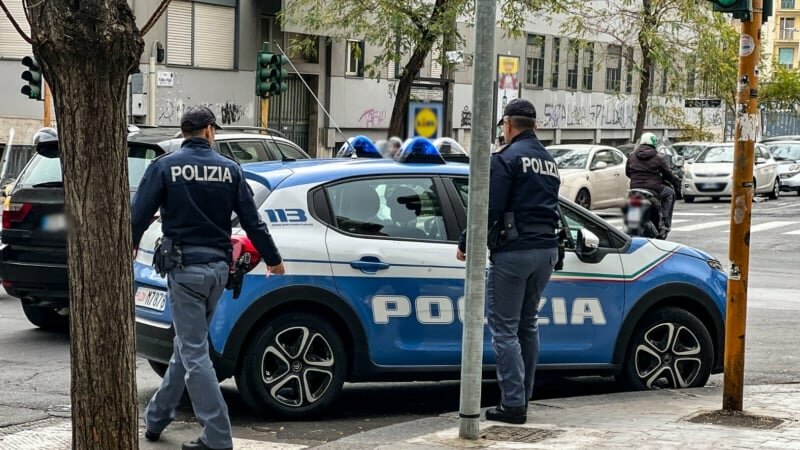 Lavavetri aggredisce agenti: bloccato col taser