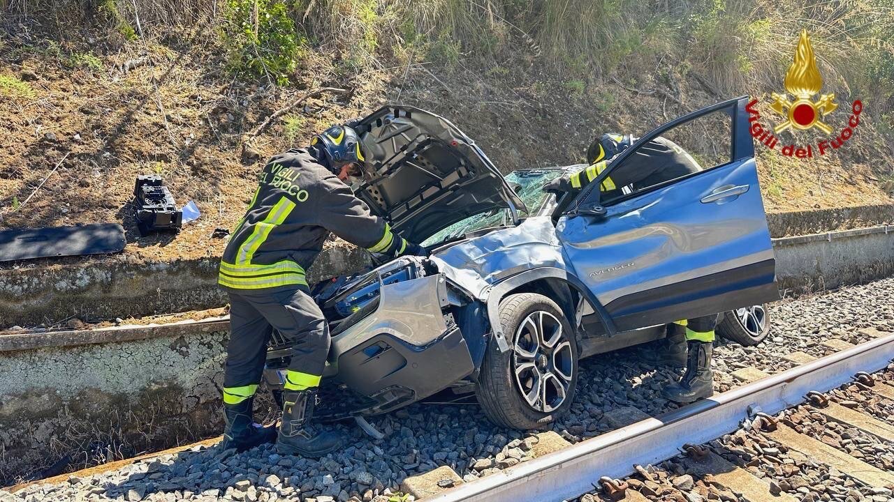 Finisce con l'auto tra i binari: illesa