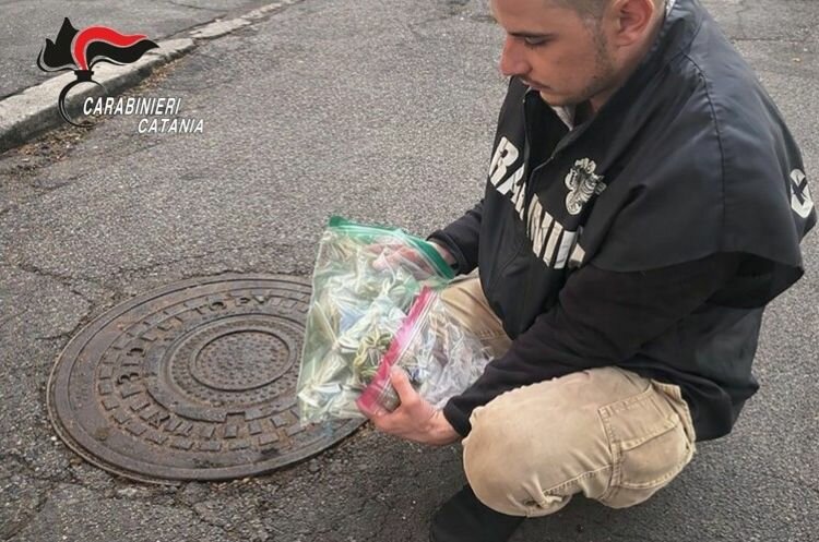 Il nascondiglio del pusher era il tombino davanti alla scuola