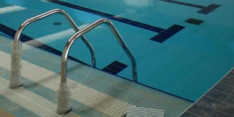 Bimbo di 7 anni cade in piscina: il cuore riprende a battere