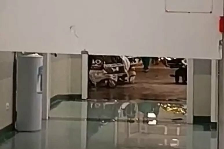 Crolla controsoffitto al pronto soccorso, un ferito