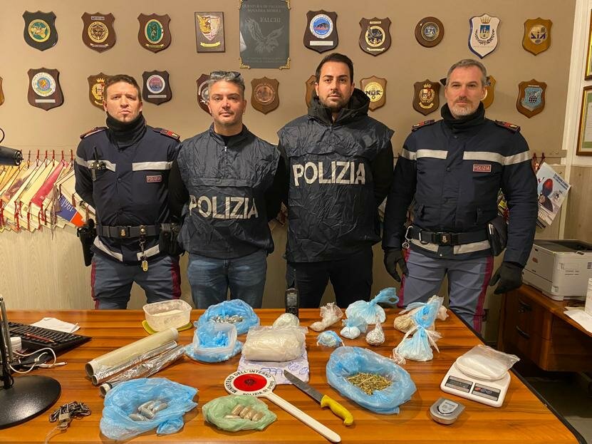 Vede gli agenti e ingoia la droga Vede gli agenti e ingoia la droga