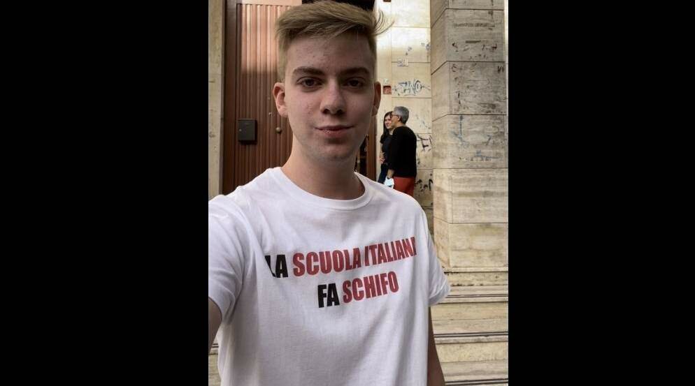 Alla maturit&agrave; si presenta con questa maglietta