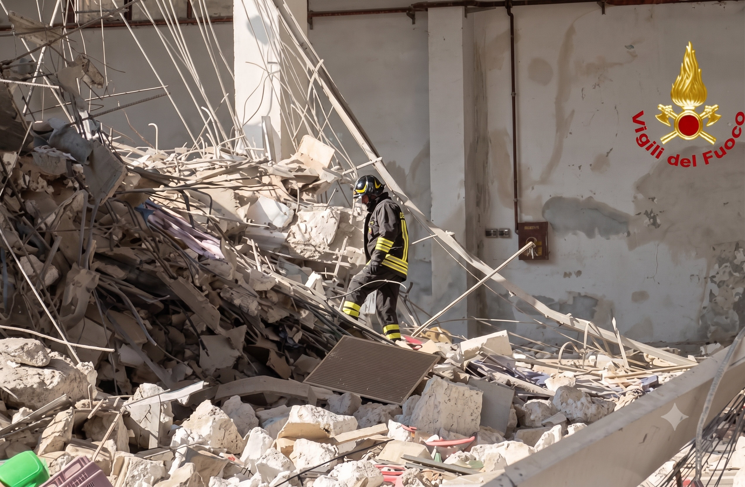 Crolla palazzina a Messina: 3 feriti, cani e droni per cercare i dispersi