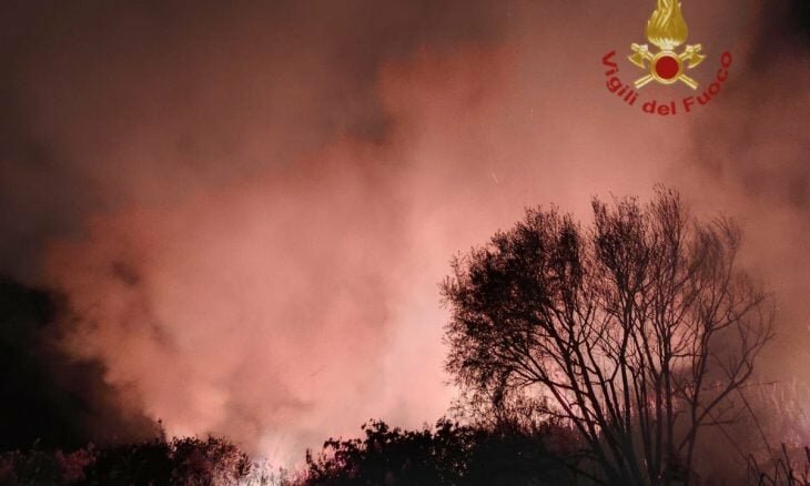 Brucia Vendicari, 12 ore per spegnere le fiamme