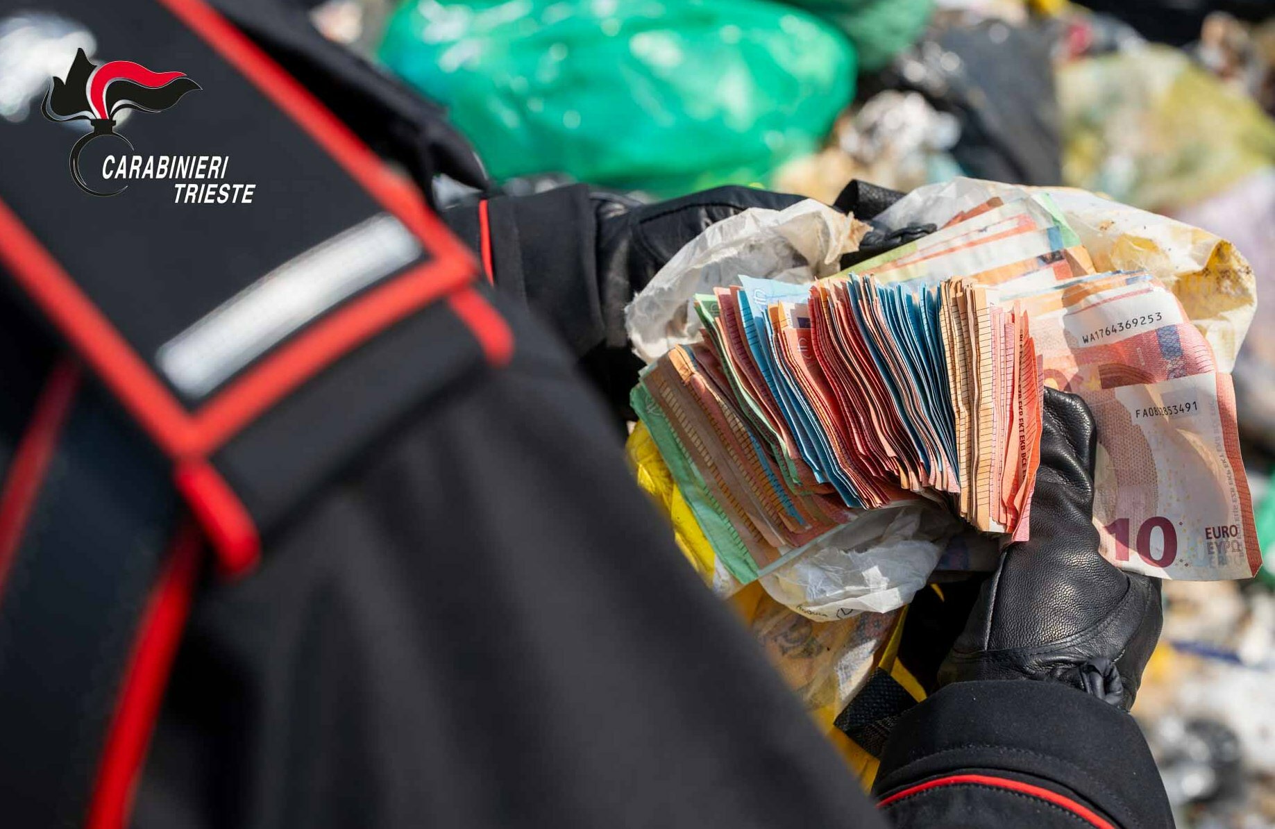 Getta per sbaglio 7.000 euro nella spazzatura