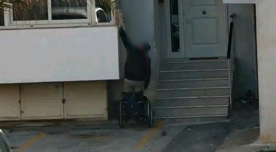 Miracolo: l'invalido si alza e cammina, il video