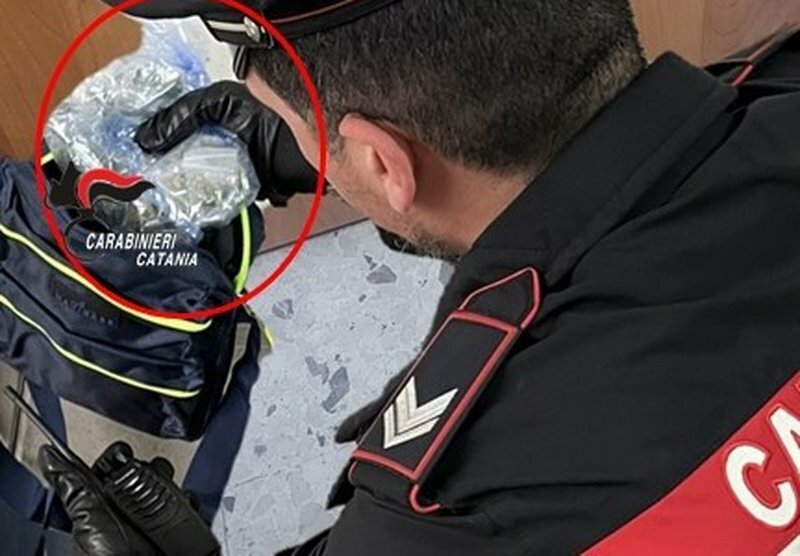 I carabinieri intervengono per la lite e trovano droga