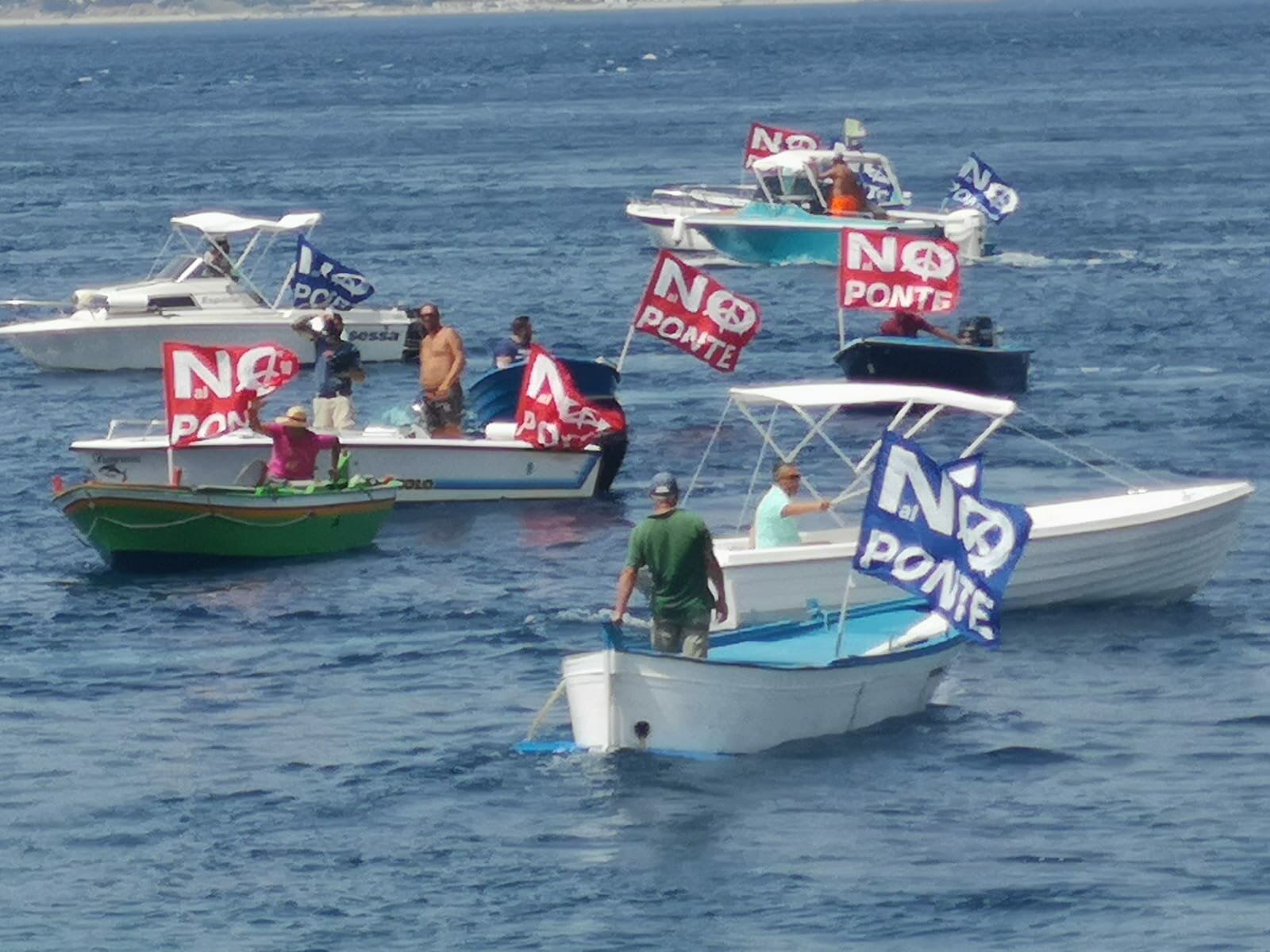 Protesta in mare dei No Ponte