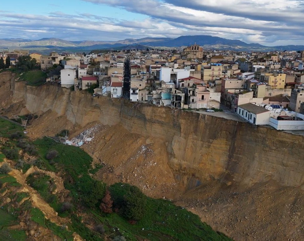 Non rispetta la zona rossa, sfollato entra in casa e filma video per i social