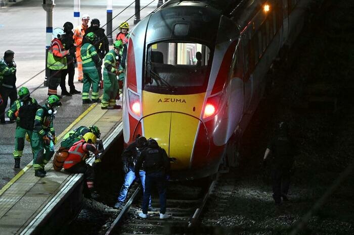 Assalto al treno: accoltellate 11 persone, due sono gravi