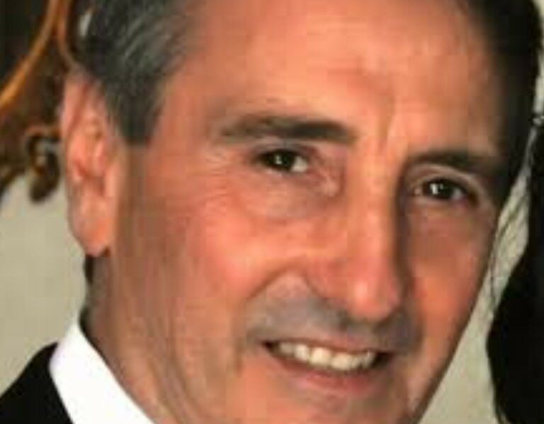 Cade mentre pota un albero e muore