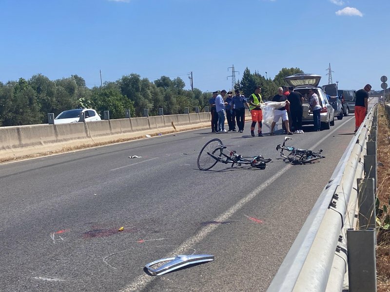 Tre ciclisti travolti e uccisi da un'auto