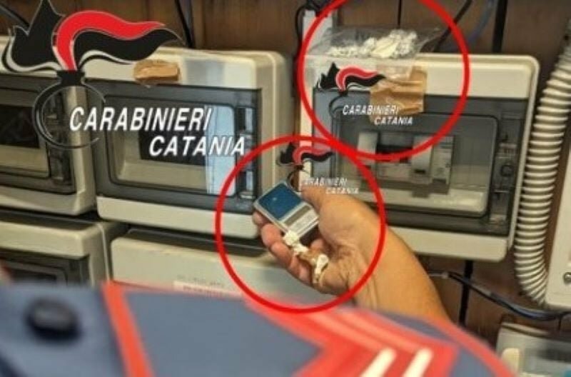 Nasconde dosi nel palazzo di ignari condomini