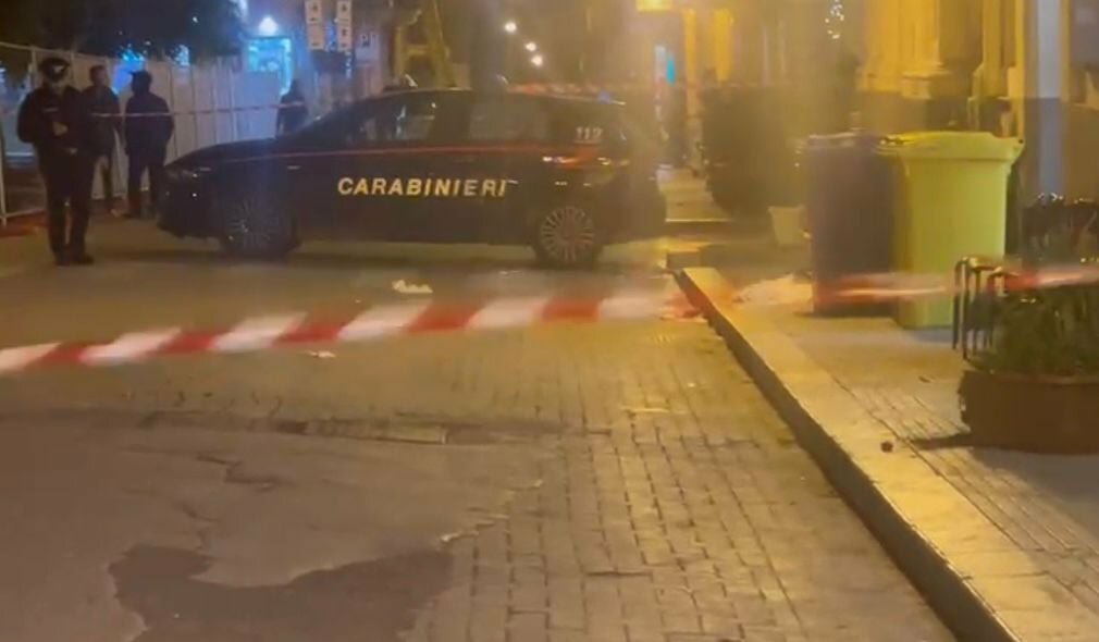 Lo accoltellano e scappano al Nord: presi