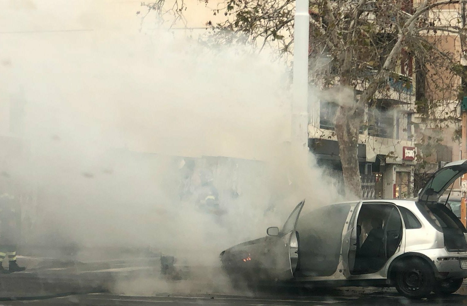Catania, auto a fuoco in corso Italia