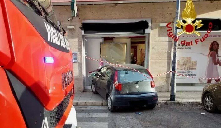 Prima al posto della retromarcia: sfonda la farmacia
