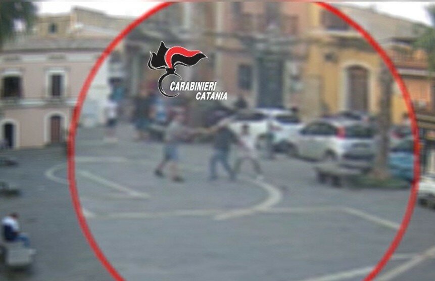 Litiga col vicino e lo prende a coltellate in faccia: VIDEO SHOCK