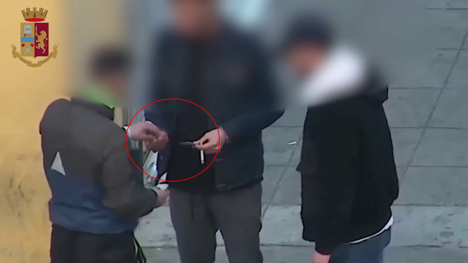 Pusher davanti alla scuola: 6 arresti