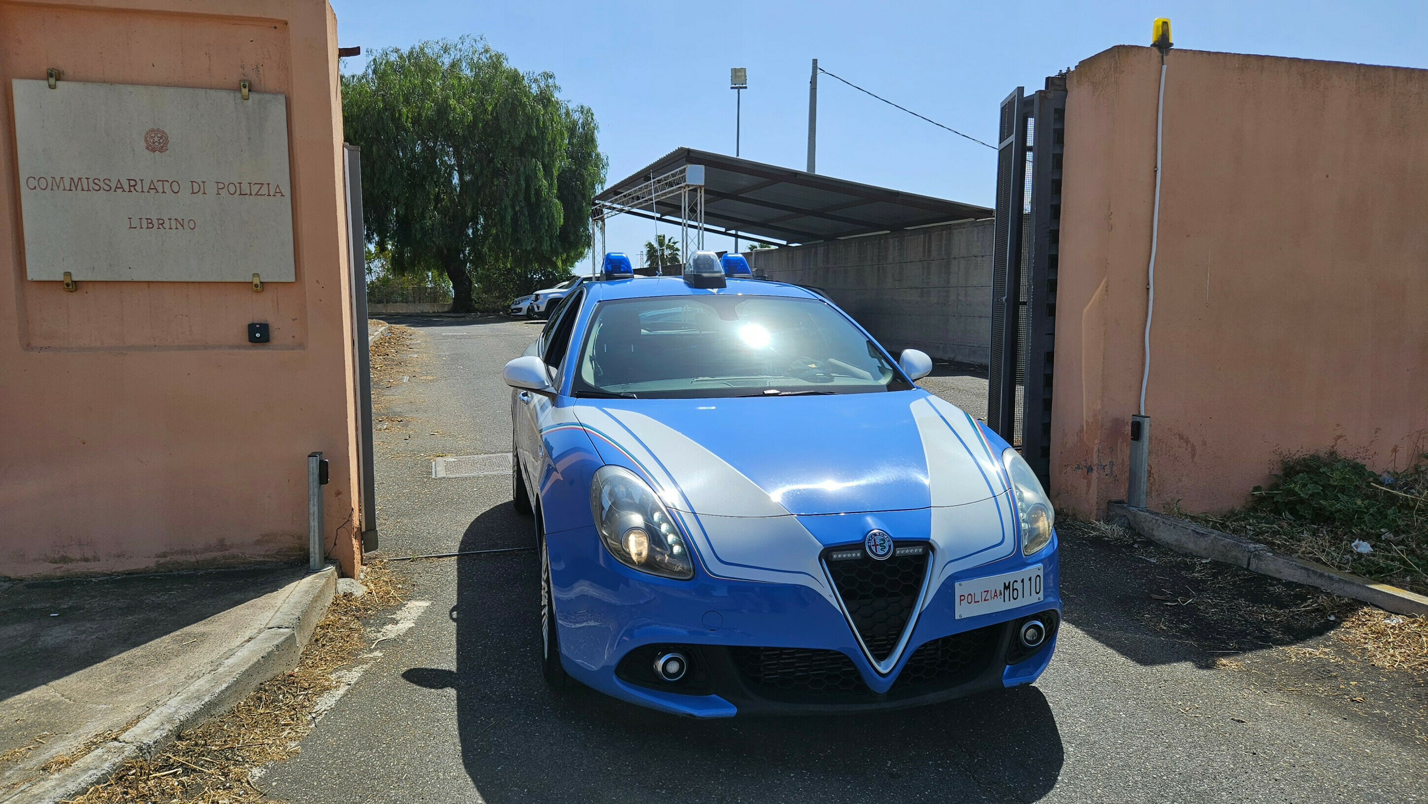 Vede gli agenti e fugge, ma combina un disastro