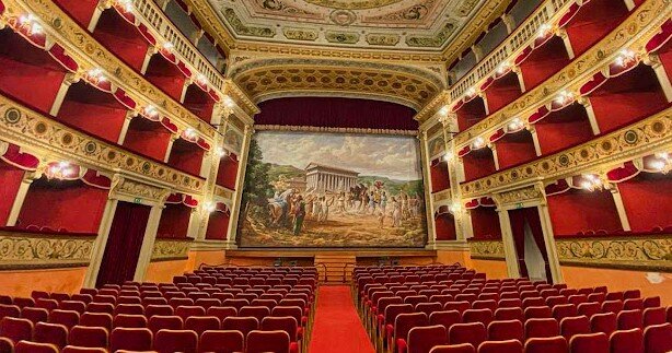 Piove nel teatro che ospiter&agrave; Mattarella
