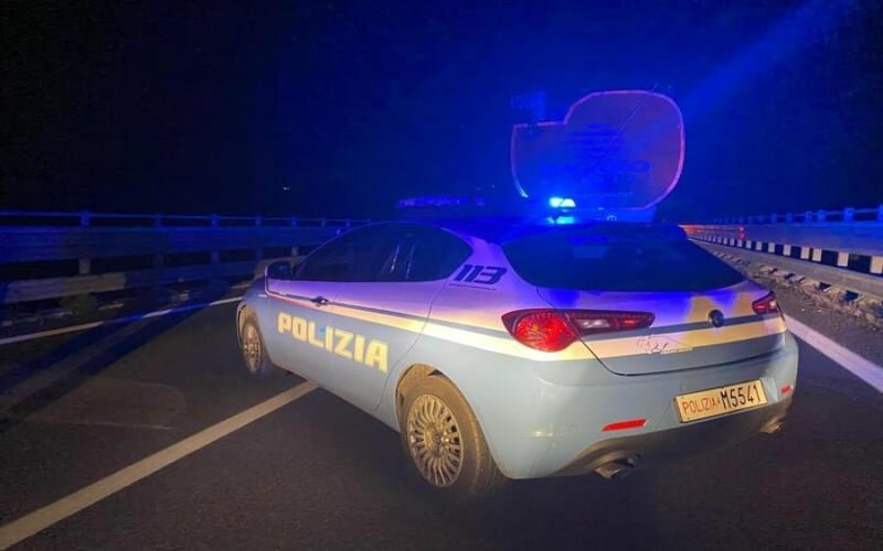 Furgone giù da viadotto in autostrada, un morto Furgone giù da viadotto in autostrada, un morto