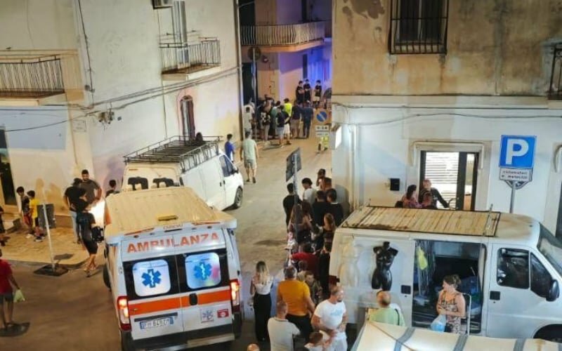 Accoltellato al petto durante rissa: tre fermi