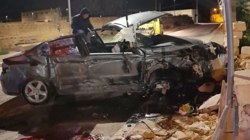Auto non si ferma a posto di blocco e si schianta