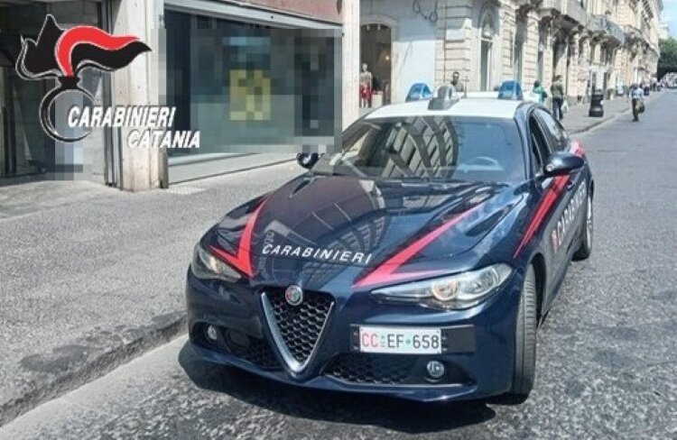 Ruba in via Etnea, ma la fuga &egrave; breve